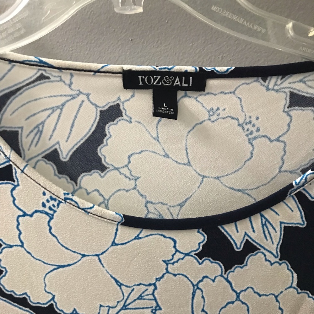 Roz & Ali navy floral blouse! Size large 👏🏼 - Picture 2 of 6